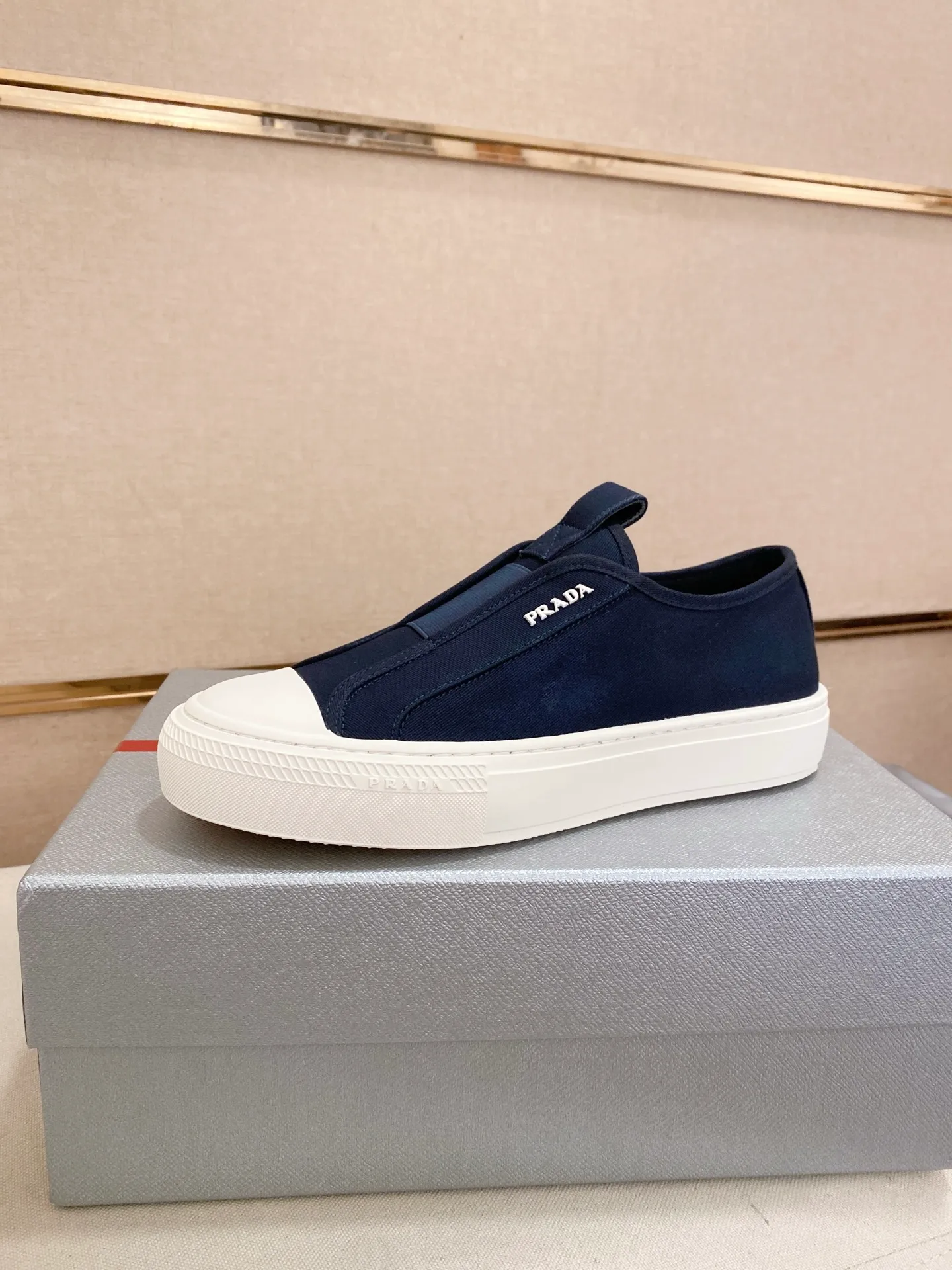 Factory price 580💰 ✔️✔️✔️High version High-quality new PRADA counters are on the market at the same time. The new men's shoes and 😘fabrics are selected from first-layer cowhide and are made by pure handicrafts. Lining: Full cowhide lining. 👍🏿 High-end ☄️ air-cushion molded anti-slip rubber outsole, exquisite lines, simple and elegant, comfortable and high-end for leisure travel. Code number: 38 to 44 (45 can be customized)